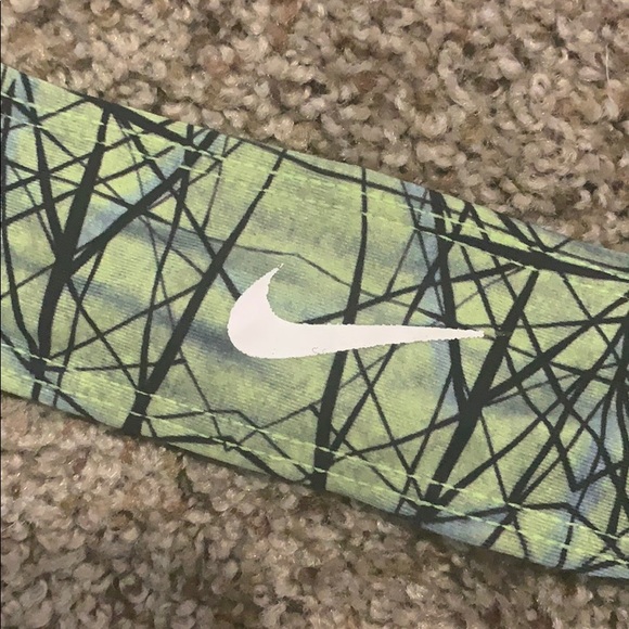 2 Nike headbands - Picture 3 of 4